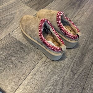 BAMBOO Tan and Red Cozy Slippers